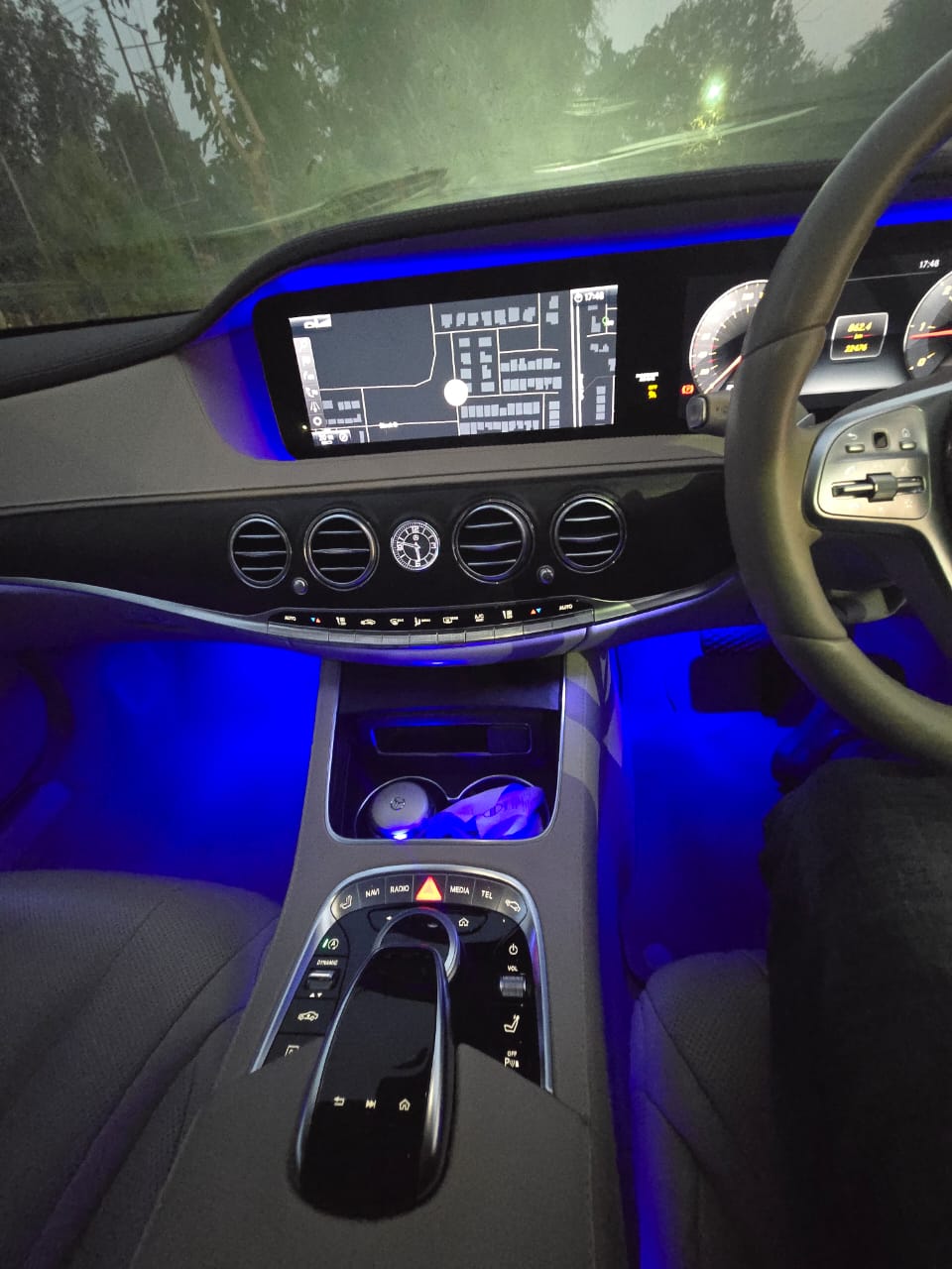 Centre console with COMAND system and ambient lighting